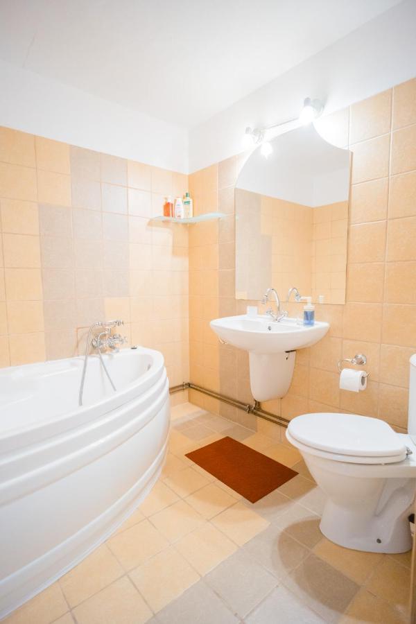 Rustic & Spacious 3Br Apartment Бухарест Экстерьер фото